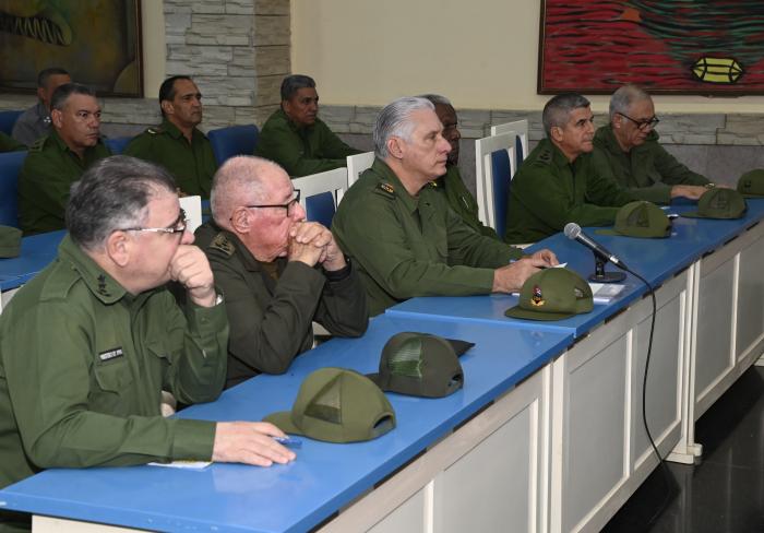 alfonso_noya's tweet photo. En el contexto de la jornada por el Día Nacional de la Defensa, el Presidente del Consejo de Defensa Nacional, @DiazCanelB visitó Zona de Defensa "Latinoamericano", en el Cerro, para conocer estrategia que se implementa en tiempos de paz 
#CubaQuierePaz https://t.co/nSdaXgxsvH https://t.co/uNqGdPRbkJ