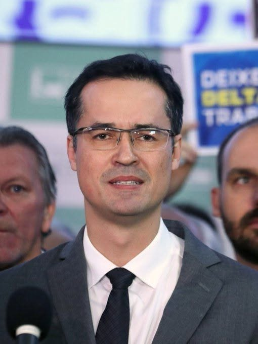 orlandoguerreir's tweet photo. O menino das bochechas rosadas é PODRE!
"A empresa que tem o ex-procurador e ex-deputado federal Deltan Dallagnol (Novo-PR), sua mulher e filhos como sócios recebeu R$ 382 mil via fundo partidário do Novo em 2025, segundo dados do Tribunal Superior Eleitoral.
Os pagamentos são por serviços de propaganda e publicidade. A empresa, Comply Aperfeiçoamento Profissional, foi aberta em juho de 2021, quando ele ainda pertencia ao Ministério Público Federal.
Cassado pelo TSE em maio de 2023, por infração à Lei da Ficha Limpa, o ex-procurador da Lava Jato passou a receber um salário do partido decorrente da função de "embaixador" do Novo. Neste ano, ele é pré-candidato ao Senado."
Blog do Noblat