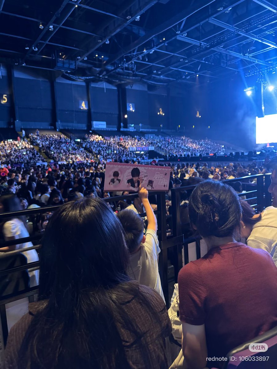 formyflowerboy's tweet photo. 今日の香港公演にアンシンの弟くんが来てるってㅠㅠ
こんな小さい子がお兄ちゃんのスローガン持って応援してるのあまりにも愛おしい😭😭😭

小さい頃でいうなら、アンシンは可愛くて綺麗で、弟くんは可愛くてかっこいいみたい🤏🏻
お兄ちゃんのかっこいい姿見てたくさん楽しんでね！ https://t.co/HJt4uLOzzw