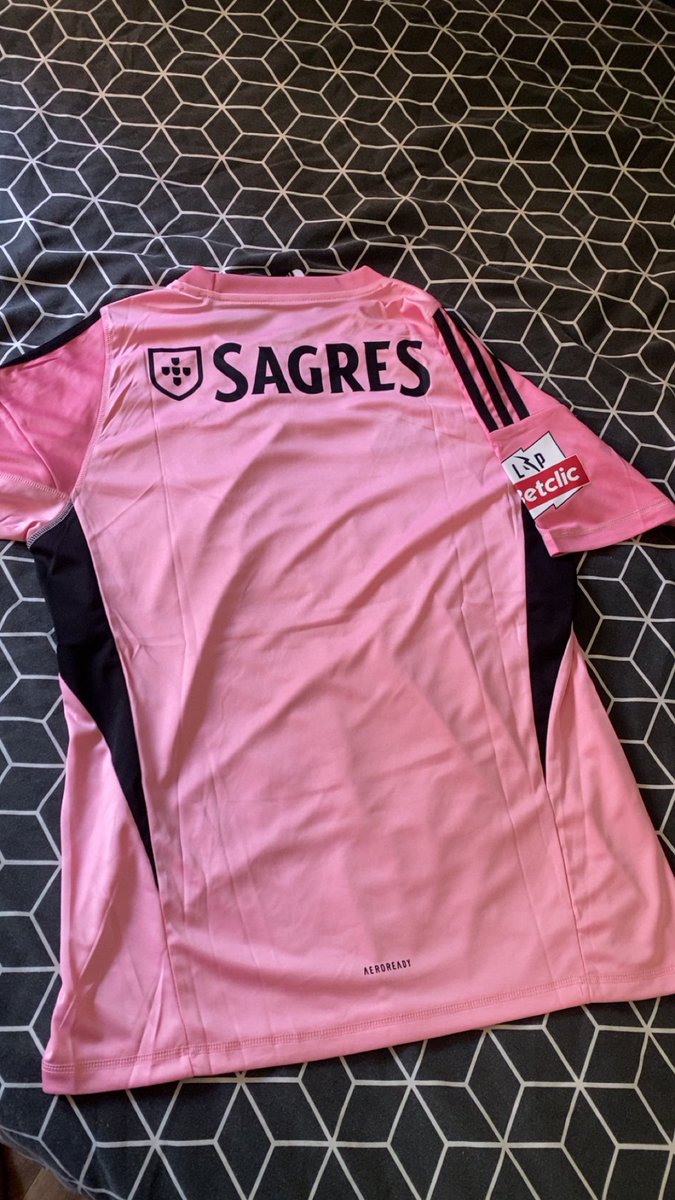 RIPortu's tweet photo. J’adoreeeeeee le rose Benfica >>>>> https://t.co/OFMyY4pNpc