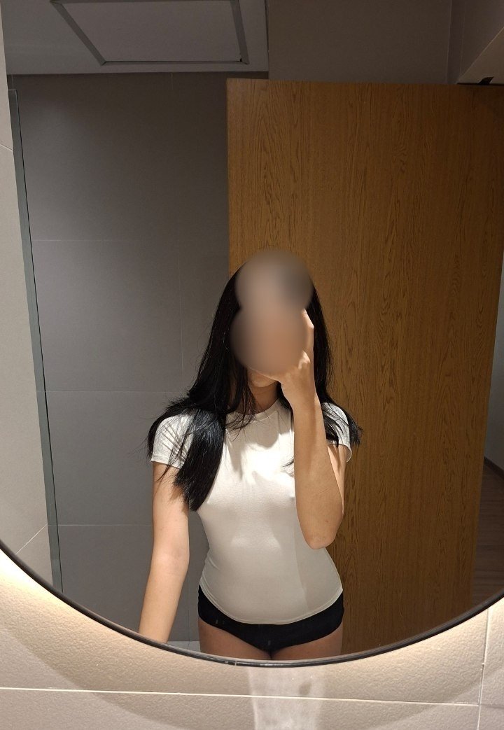 tlhewy's tweet photo. left or right? 🤏🏻 https://t.co/fqSJ1UYqUs