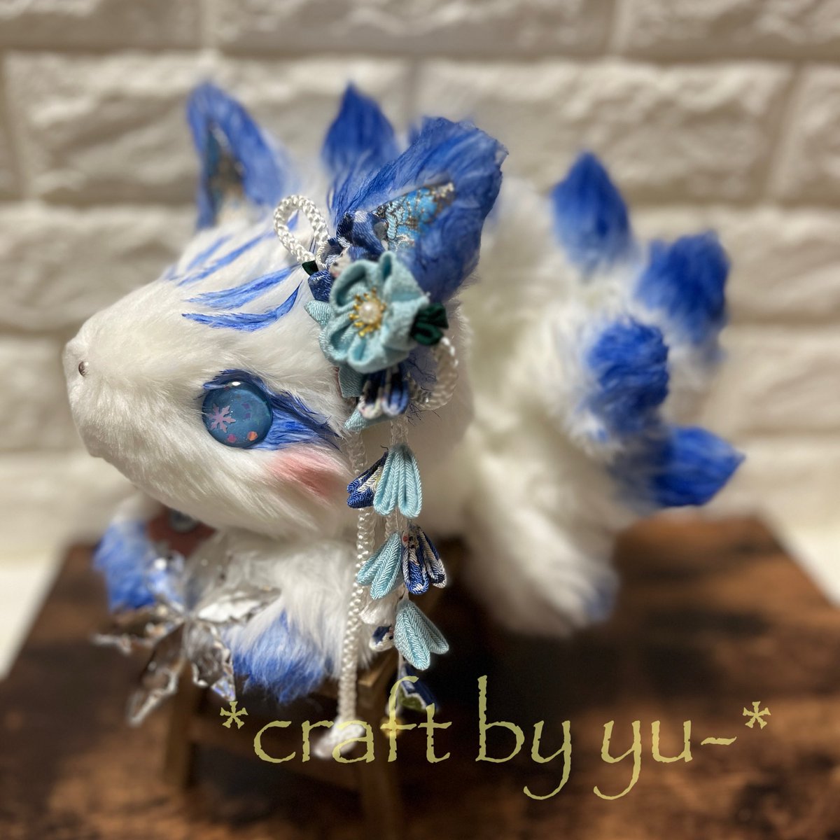 craft_by_yu's tweet photo. 白狐さん九尾タイプの氷属性の子ができました❄️
雪の結晶が入っているキラキラきれいな水色の目を持ち、首にも透き通った雪の結晶を下げています。９つのしっぽには、1本ずつ形を変えられるようにワイヤーを入れていますよ😊
この子も10月の金沢ハンドメイドマルシェに連れていきますね！ https://t.co/CprU4zlGVV