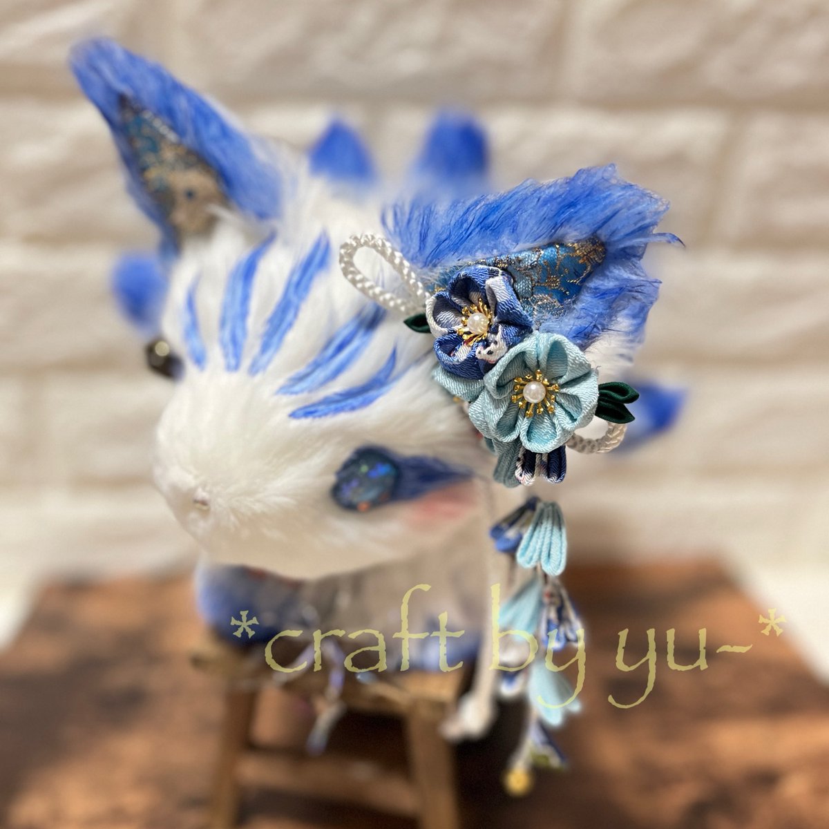 craft_by_yu's tweet photo. 白狐さん九尾タイプの氷属性の子ができました❄️
雪の結晶が入っているキラキラきれいな水色の目を持ち、首にも透き通った雪の結晶を下げています。９つのしっぽには、1本ずつ形を変えられるようにワイヤーを入れていますよ😊
この子も10月の金沢ハンドメイドマルシェに連れていきますね！ https://t.co/CprU4zlGVV