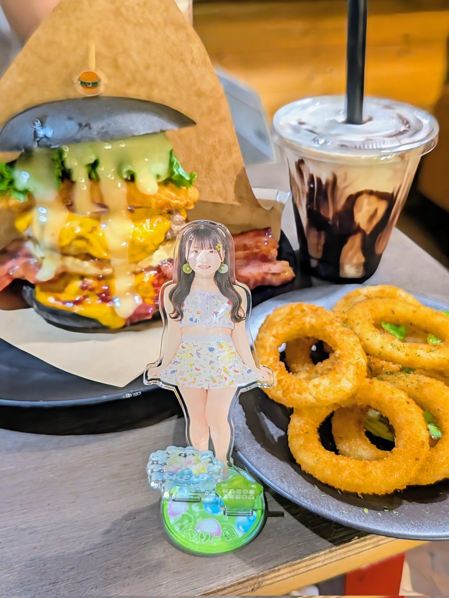 D_bird1118's tweet photo. 私的日本一美味しいハンバーガーこと #KORON さんへ、2度目の訪問🍔
「Sasebo Navy burger」パティ2枚にサクサクハッシュポテト&ベーコンとの組み合わせが最高👏👏
竹炭黒バンズとの相性が抜群でした🙌
シェイク&オニオンフライも安定の美味しさ😋
#池田楓
#かえにゃんと佐世保散歩
#させぼ観光大使 https://t.co/qCZ7W4G8qE