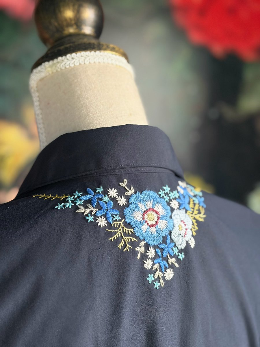 reikoyanka's tweet photo. ママが、GUのワンピに可愛い刺繍して「世界で一着のお洋服ができたー✨」と自慢してきた。笑
「私SNSやってないかられいちゃんのアカウントに載せてみんなに見せてね！」ってお願いされたので載せます😇 https://t.co/57LYIeL92t