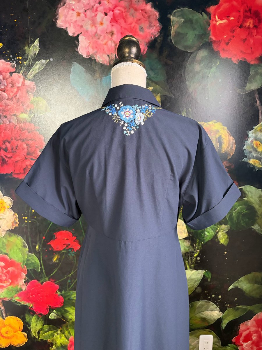 reikoyanka's tweet photo. ママが、GUのワンピに可愛い刺繍して「世界で一着のお洋服ができたー✨」と自慢してきた。笑
「私SNSやってないかられいちゃんのアカウントに載せてみんなに見せてね！」ってお願いされたので載せます😇 https://t.co/57LYIeL92t