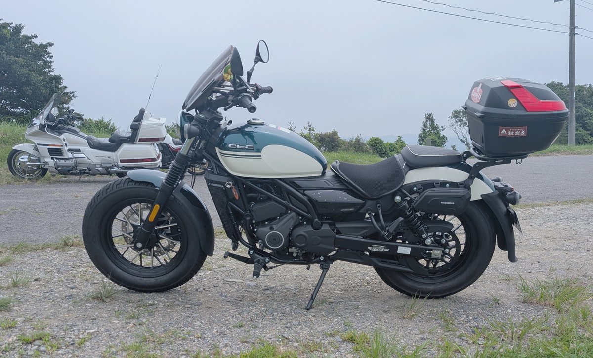 ryopapa2nd's tweet photo. #CFMOTO #250CLC
リアキャリのみにしてGIVIのボックス装着、メッシュシートカバーを付けてとりあえずカスタム完成 https://t.co/YLcjcCCpMB