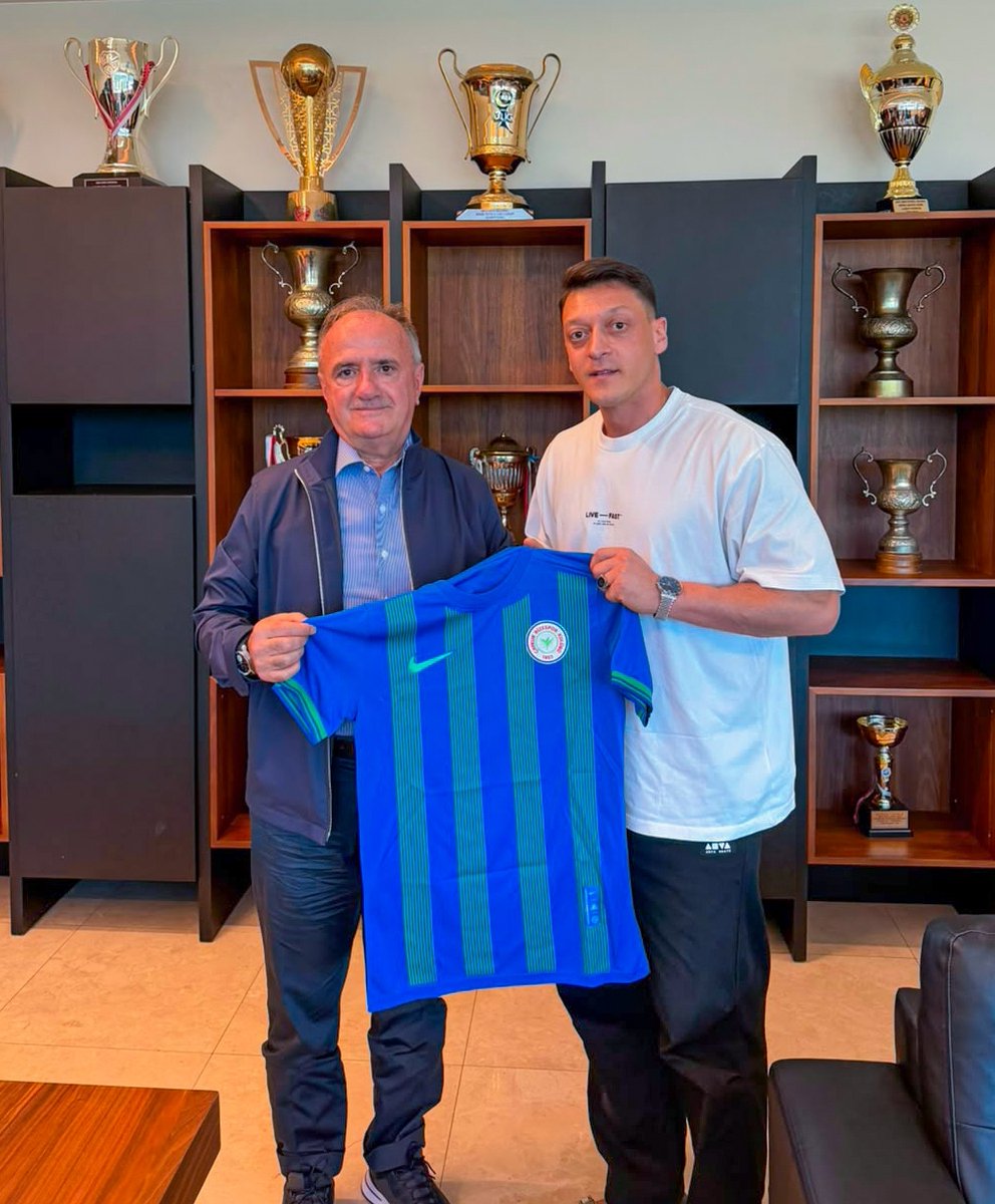 sporx's tweet photo. Çaykur Rizespor Başkanı Ali Zeki Saruhan: "Sayın Aziz Yıldırım ile göreve gelişlerimiz münasebetiyle birbirimize başarı temenni mesajlarımız oldu. Bu görüşmede kendisinden, Fenerbahçe'de kadro dışında kalacak iki oyuncu konusunda bizzat talebim oldu. O dönem 10+4 yabancı kuralının durumu ve kadroların nasıl şekilleneceği tam netleşmemişti, geçen hafta kurallar kesinleşti. Sayın Yıldırım, talep ettiğim oyuncular konusunda isim vererek bana oldukça nazik bir irade beyanında bulundu, talebimize olumlu yaklaştı." [Taka Gazete]