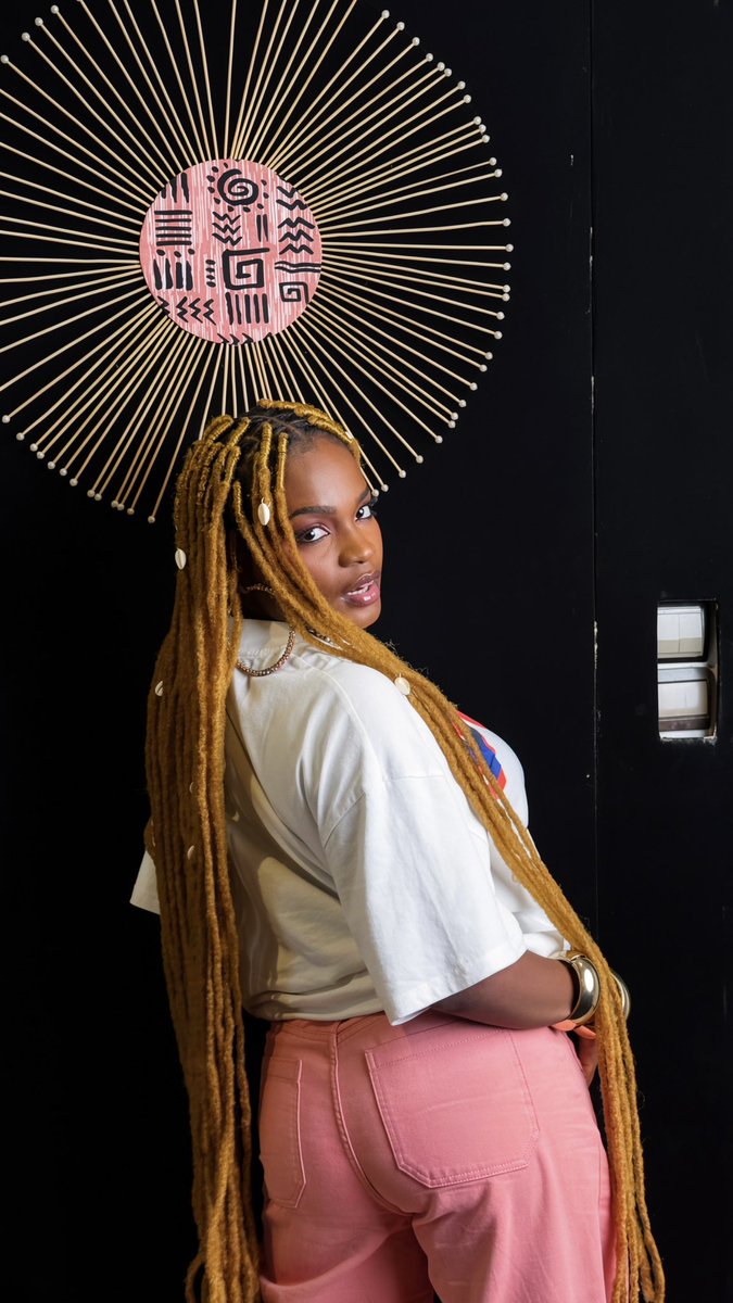 queenfumi's tweet photo. Showbiz Misogyne bientôt tout ça là va changer 🐜💅
#DontTouchMyCrown disponible sur toutes les plateformes https://t.co/J2lh03eQim
#DTMC #Crown https://t.co/yzO4LgTFo7