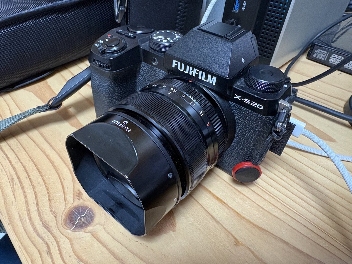 arkaround2009's tweet photo. この度、3年間使っていたX-S20からX-T5に機種変更しました。ダイアルいっぱいなのがメカって感じでかっこいい。
この4000万画素のAPS-Cとかいう斜め方向のハイスペをいかに使いこなそうか… https://t.co/MsI2fVhAtu