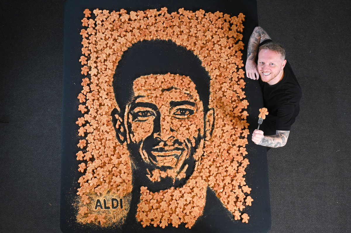 SNAPczapp's tweet photo. A top food artist has unveiled a giant portrait of England star Jude Bellingham made from 998 footballer-shaped chicken nuggets ahead tonight's World Cup clash with Norway. The golden artwork took 10 painstaking hours to complete in Nathan Wyburn's studio. 🏴󠁧󠁢󠁥󠁮󠁧󠁿🔥💪🏴󠁧󠁢󠁥󠁮󠁧󠁿. https://t.co/unuSs4CmqS