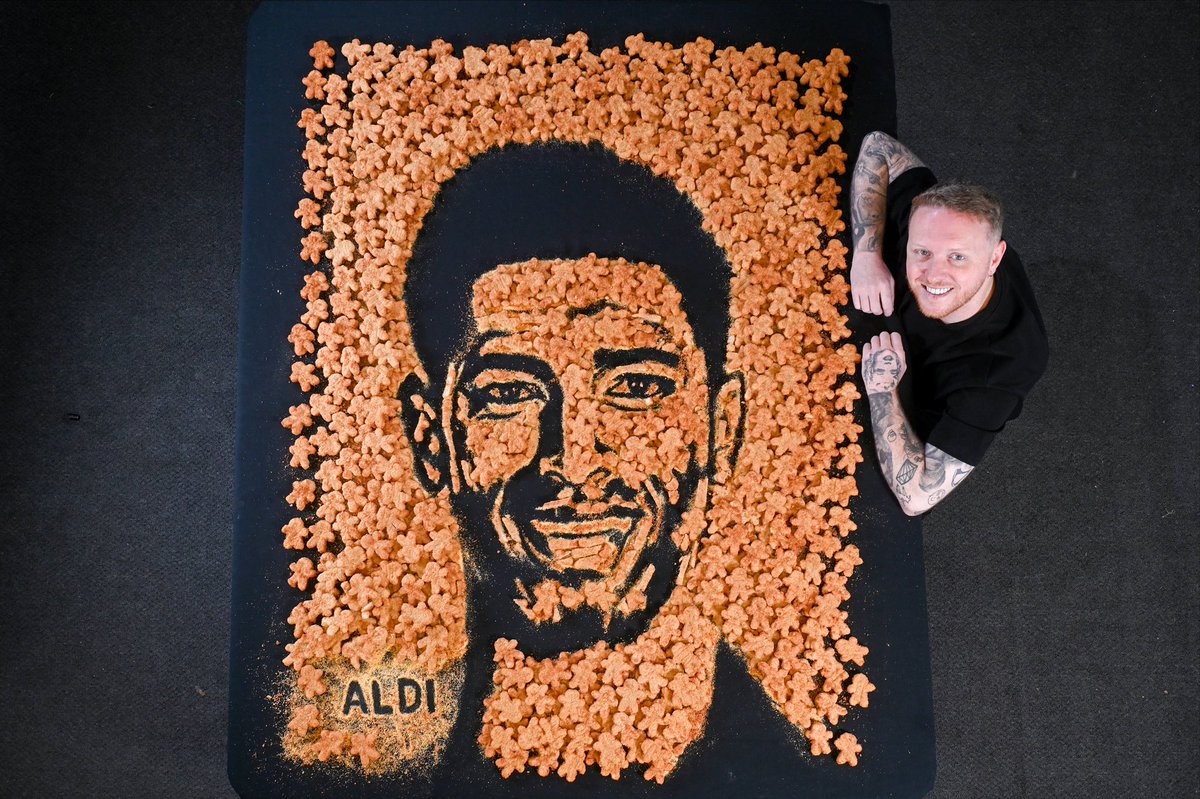SNAPczapp's tweet photo. A top food artist has unveiled a giant portrait of England star Jude Bellingham made from 998 footballer-shaped chicken nuggets ahead tonight's World Cup clash with Norway. The golden artwork took 10 painstaking hours to complete in Nathan Wyburn's studio. 🏴󠁧󠁢󠁥󠁮󠁧󠁿🔥💪🏴󠁧󠁢󠁥󠁮󠁧󠁿. https://t.co/unuSs4CmqS
