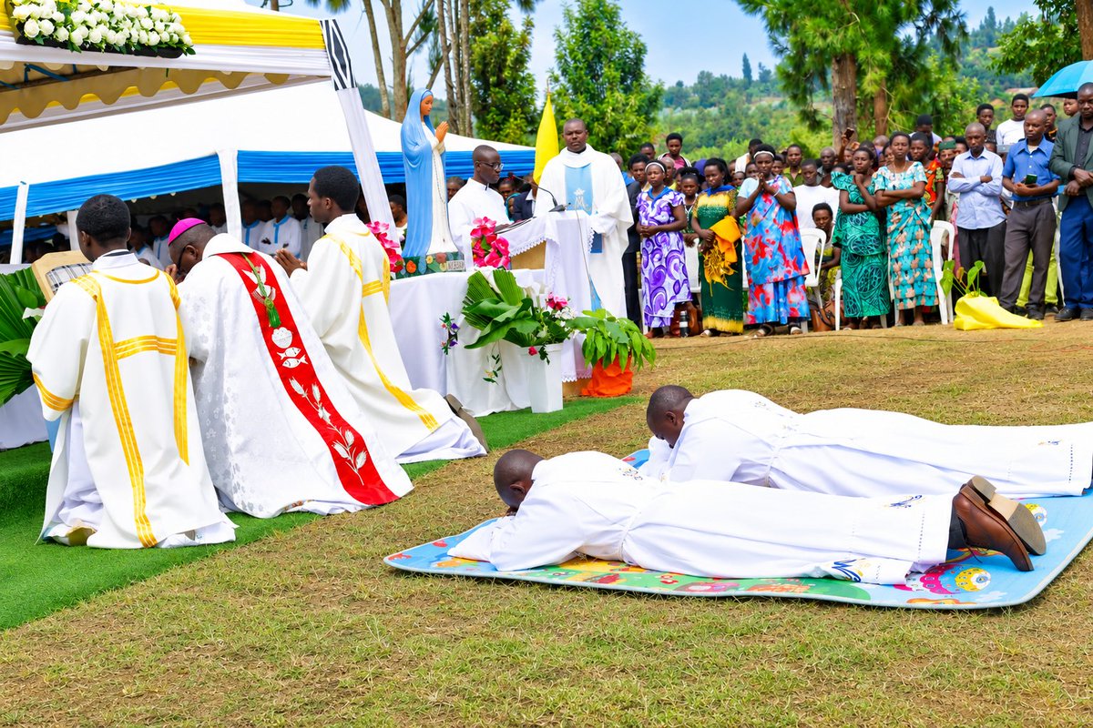 DiocesGikongoro's tweet photo. 🛑Live: Muri Paruwasi ya Kirambi, Nyiricyubahiro Myr Selestini HAKIZIMANA Umushumba wa Diyosezi yacu amaze gutanga isakaramentu ry'Ubusaseridoti kuri Diyakoni Théophile NDAYAMBAJE MUGABO na Diyakoni Jean Claude SIBORUREMA.@kibehosanctuary @Kinyamateka_KM https://t.co/CaUox4BPgJ
