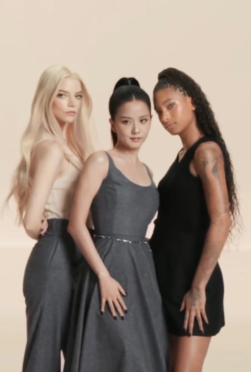 hiroppi_sp's tweet photo. Anya Taylor-Joy talking about working with Jisoo (and Willow) in an interview with @wonderlandmag 

“It’s always a pleasure to be back on set together. After so many years working side by side, we’ve become friends, and it’s a real privilege to get to work with people you care about. I think that’s also why the campaigns turn out so well—we’re genuinely happy on set, and the camera captures that exactly as it is.”