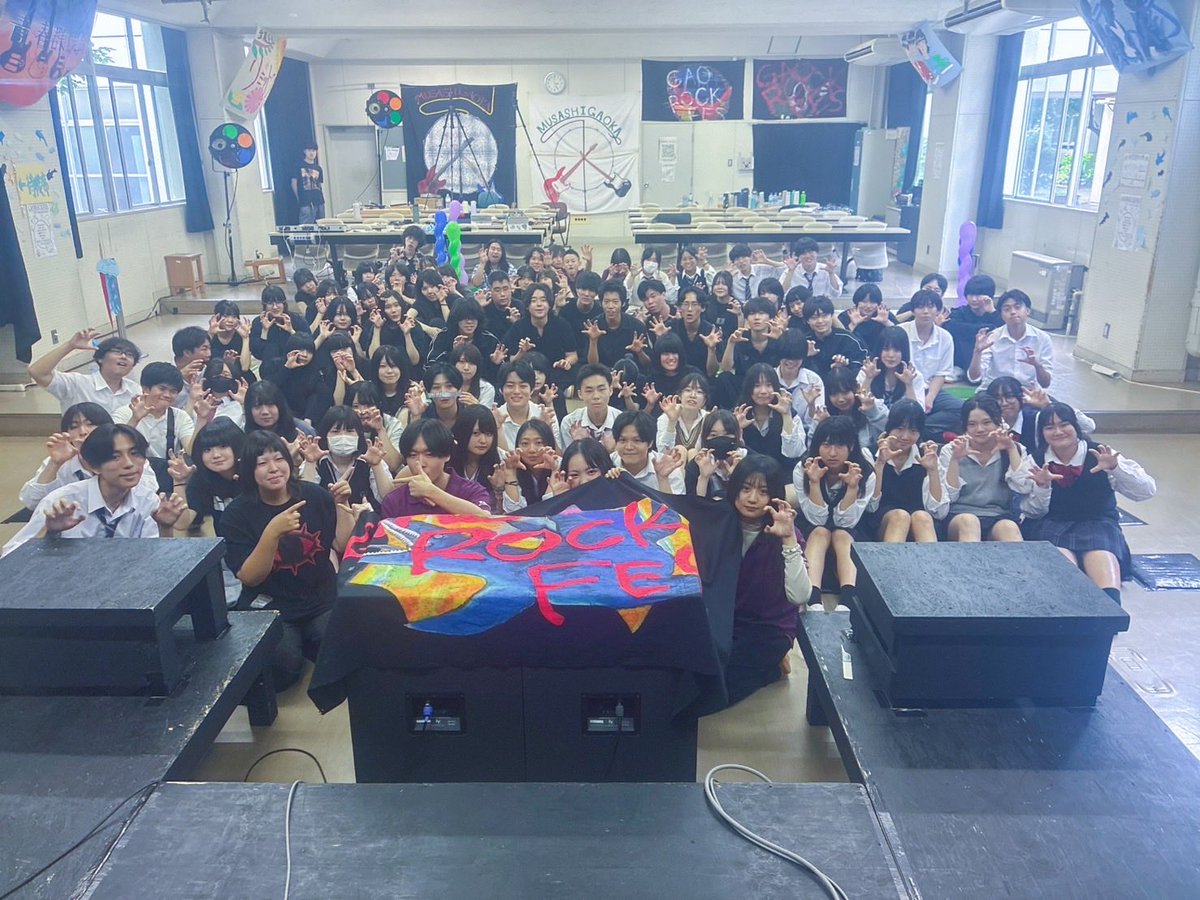 StudioAdviser's tweet photo. 今日は練馬高校の部員たちと武蔵丘高校の合同ライブ「GAOROCK Fes. 」に参加させていただきました！２年生が中心の運営でしたがいつも通り素晴らしかったですし、あちらこちらに「楽しんでもらいたい」と言う気持ちが伝わるものがあり嬉しくなりました！
集合写真も皆んな良い顔していますね！ https://t.co/HjVKCTbUXW