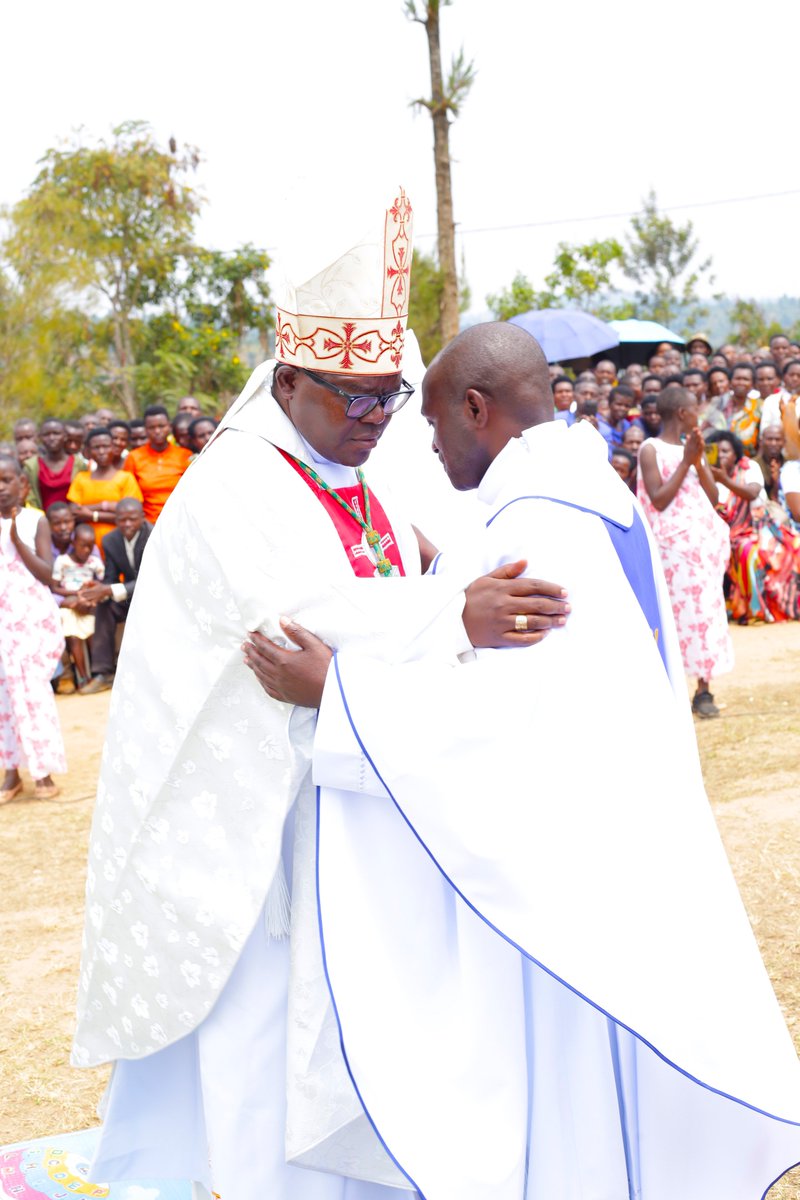 DiocesGikongoro's tweet photo. 🛑Live: Muri Paruwasi ya Kirambi, Nyiricyubahiro Myr Selestini HAKIZIMANA Umushumba wa Diyosezi yacu amaze gutanga isakaramentu ry'Ubusaseridoti kuri Diyakoni Théophile NDAYAMBAJE MUGABO na Diyakoni Jean Claude SIBORUREMA.@kibehosanctuary @Kinyamateka_KM https://t.co/CaUox4BPgJ