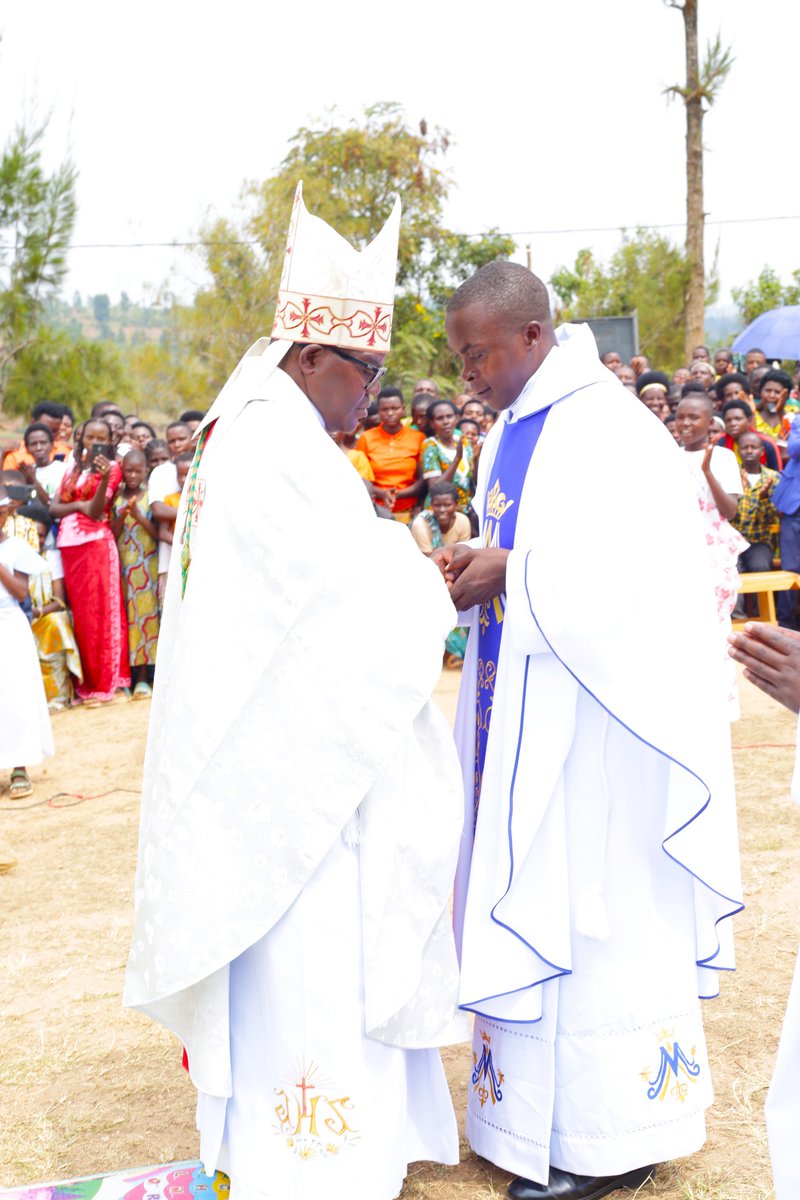 DiocesGikongoro's tweet photo. 🛑Live: Muri Paruwasi ya Kirambi, Nyiricyubahiro Myr Selestini HAKIZIMANA Umushumba wa Diyosezi yacu amaze gutanga isakaramentu ry'Ubusaseridoti kuri Diyakoni Théophile NDAYAMBAJE MUGABO na Diyakoni Jean Claude SIBORUREMA.@kibehosanctuary @Kinyamateka_KM https://t.co/CaUox4BPgJ