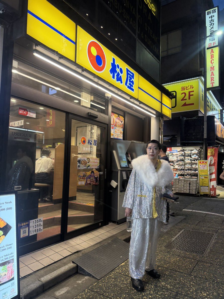 kikunojorakugo's tweet photo. 出番を終えて。
楽屋が会場から40m離れたビルの9階にあり、外をこのかっこうとメイクで移動しなければならず。
…でも新宿なので、他の人にあまり驚かれもせず🤣
#文蔵組音楽祭 https://t.co/YqtRBRay1F