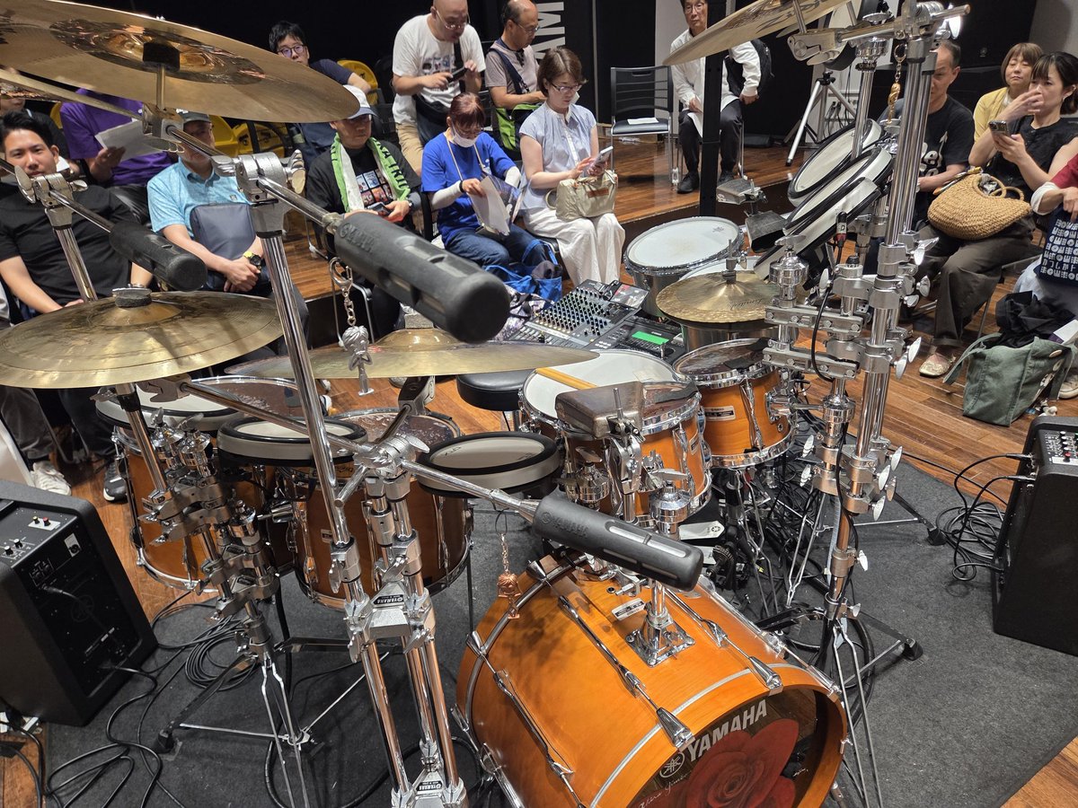 5Cumin8025's tweet photo. 神保彰ワンマンオーケストラ大阪公演終了(at ヤマハ大阪ビル/アルモニー)
もう毎年恒例で参戦してます。PADにセンサーがあり叩くと音源が鳴るというシステムで1人オーケストラを実現していますが、かなり難易度が高い。それをやり続ける神保さんには頭が下がる.
#神保彰
#カシオペア
#かつしかトリオ https://t.co/rKdeYfdPwD