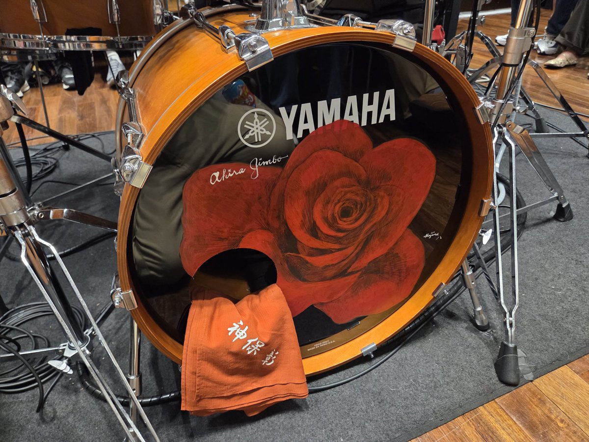 5Cumin8025's tweet photo. 神保彰ワンマンオーケストラ大阪公演終了(at ヤマハ大阪ビル/アルモニー)
もう毎年恒例で参戦してます。PADにセンサーがあり叩くと音源が鳴るというシステムで1人オーケストラを実現していますが、かなり難易度が高い。それをやり続ける神保さんには頭が下がる.
#神保彰
#カシオペア
#かつしかトリオ https://t.co/rKdeYfdPwD