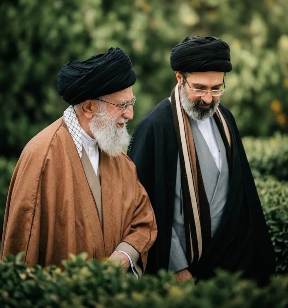 omidmollaye_'s tweet photo. پسر برای پدر چه روضه‌ای خواند....💔 
[پوشیدن خلعت شهادت با بدنی که نشان ها از مادرتان زهرای اطهر وجدتان اباعبدالله الحسين واباالفضل العباس عليهم الصلاة والسلام دارد، مبارکتان باشد] https://t.co/1F53VYp7KG