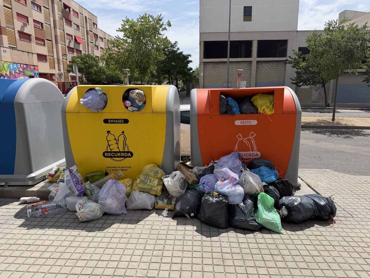 CarlosGI87's tweet photo. No creo que sea un tema de incivismo. Creo que hay que replantearse la cantidad de contenedores o la frecuencia de recogida. Alfredo Nobel con Calle Diversidad. @EsmasAlcorcon @AytoAlcorcon @EnsancheSur https://t.co/o6lxTl4DsG