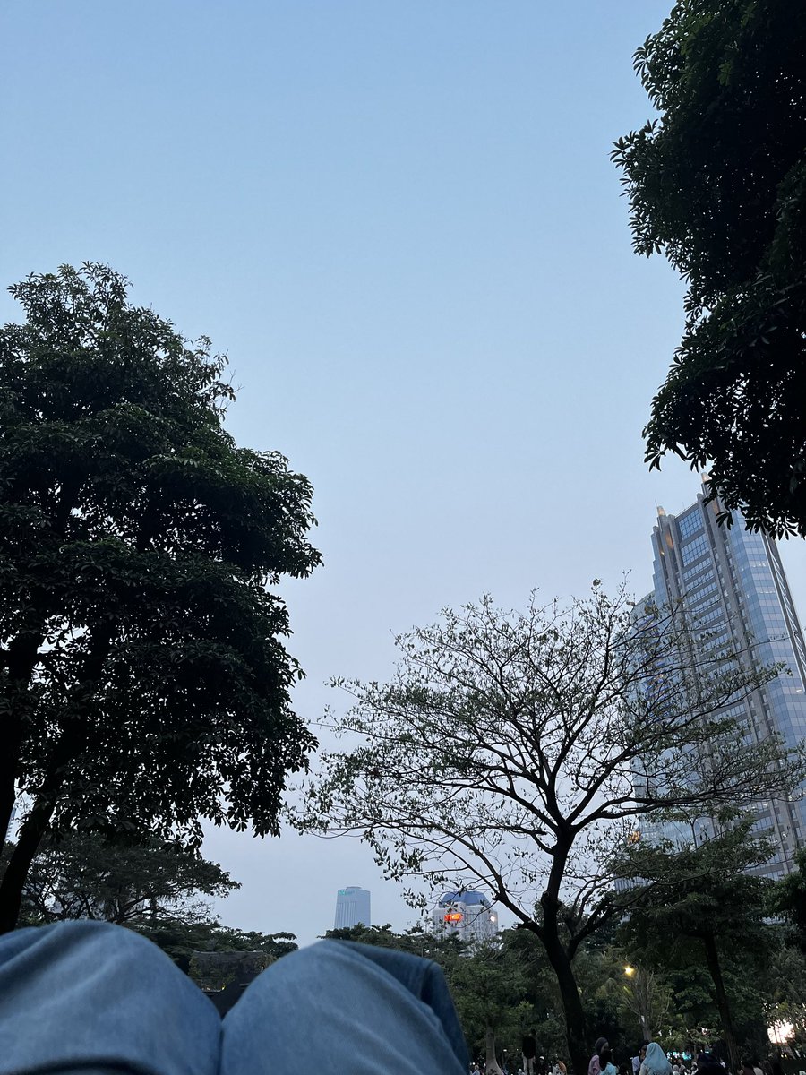_firdausaa's tweet photo. Memasuki usia segini tuh kudu siap bawa alas soalnya nemu tempat dikit langsung ngemperr 😣 https://t.co/XszuE0E0ni