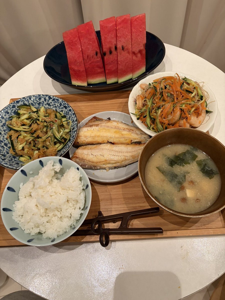 morimoribreak's tweet photo. 今日の和食は特大スイカと特大ホッケメインだよ

めっちゃ美味い！ https://t.co/pgF2efsu6g