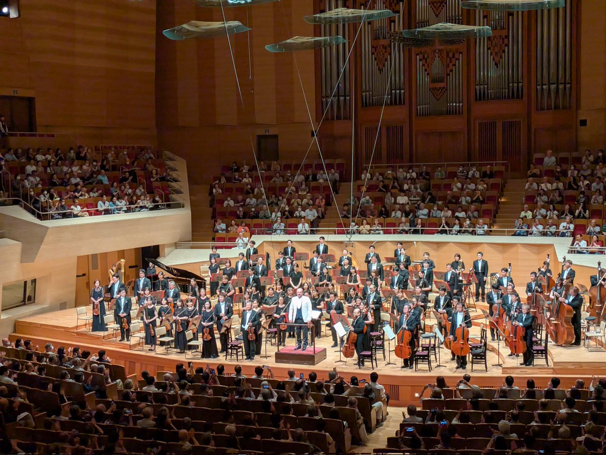 ypsoko's tweet photo. 日本フィル、ルルーさん。諏訪内さんとのベートーヴェンのヴァイオリン協奏曲が凄すぎ。これ以上何を望むのかという完成度。ヨアヒムのカデンツァも圧倒的。70周年にふさわしい名演でした。諏訪内さん追っかけ計画が目下進行中（笑） https://t.co/po31oCHJct