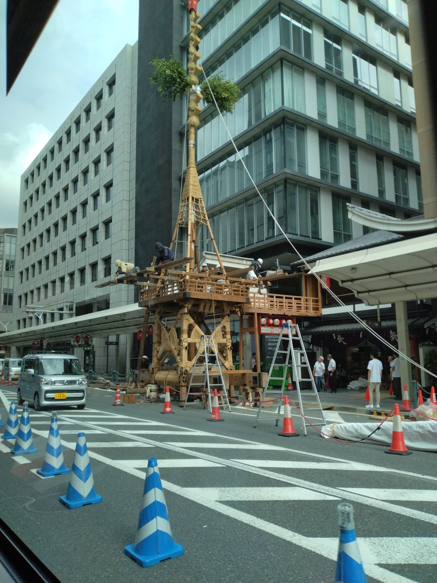 elevator_otaku's tweet photo. 祇園祭の鉾建てラッシュ。
四条烏丸東行停留所は通過扱いになってますね https://t.co/wvjnG7W5cX