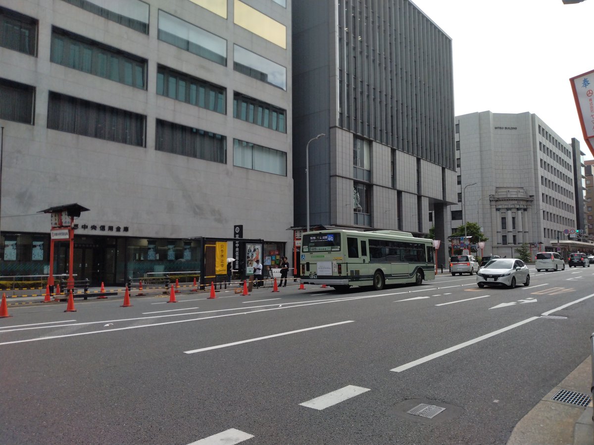 elevator_otaku's tweet photo. 祇園祭の鉾建てラッシュ。
四条烏丸東行停留所は通過扱いになってますね https://t.co/wvjnG7W5cX