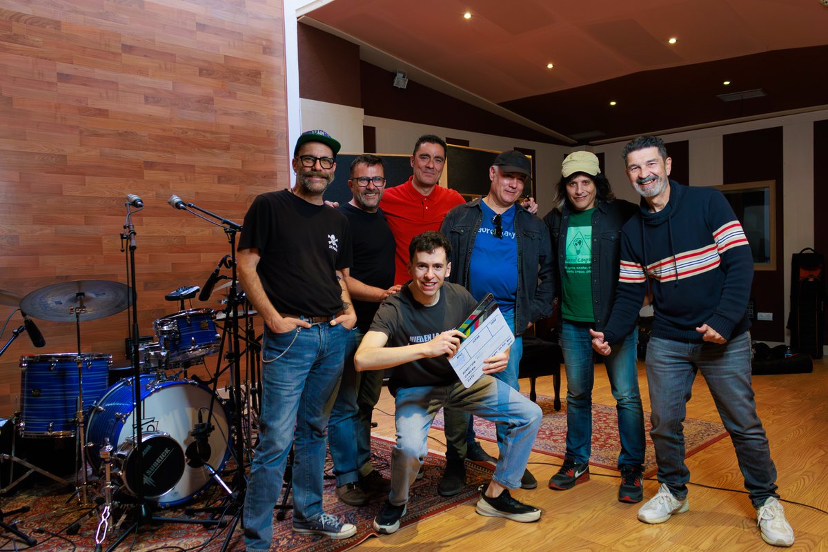 Distorsionews's tweet photo. Proyectar un cortometraje no es tarea nula, sino que es un proceso divertido. Puede verse en las caras de felicidad de nosotros... somos artistas. ¿Queréis ver ya este nuevo proyecto? La verdad que tiene pintaza.
#cortometraje #creatividad #proyectonuevo #artistas https://t.co/mDZqUhCkQM