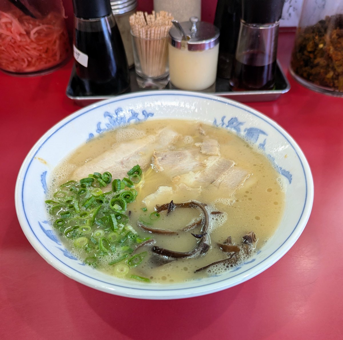 youmaishin's tweet photo. 久しぶり豚骨分を欲したのでむらた亭にしました。
ここは紅ショウガ、辛子高菜、おろしにんにく、ゴマで自由にカスタマイズできるので良いですよ。 https://t.co/50P8uNWfzH