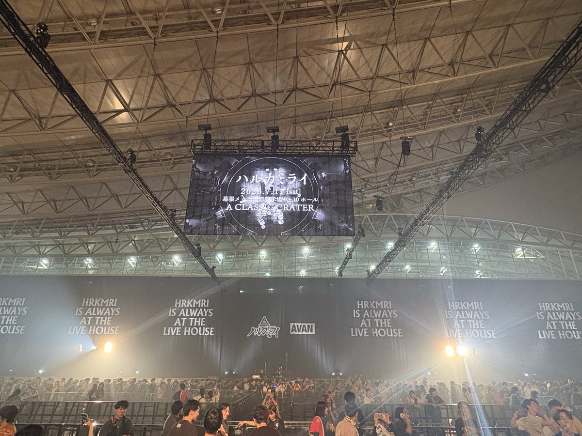 04D1LS's tweet photo. 初めて途中で腹痛くて宇宙飛行士でトイレに抜けるという大失態したけど痺れた〜
2曲目でデイドリーム入れたあたりからおかしくて、革命前夜で感情抑えきれなくなった
廃盤とかの曲もちゃんと曲の繋がり意識してセトリ作ってる感じして、その情景が浮かんで来て、いいライブでした
幸せだ〜 https://t.co/6omGM7Ooyf