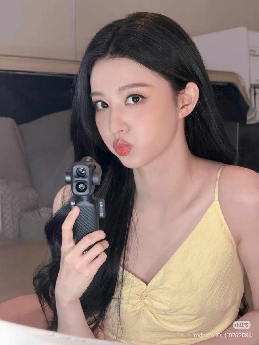 hyeimbye's tweet photo. sunshine vibes in her yellow dress 💛✨

#wangchuran https://t.co/NQjUO9UC0m