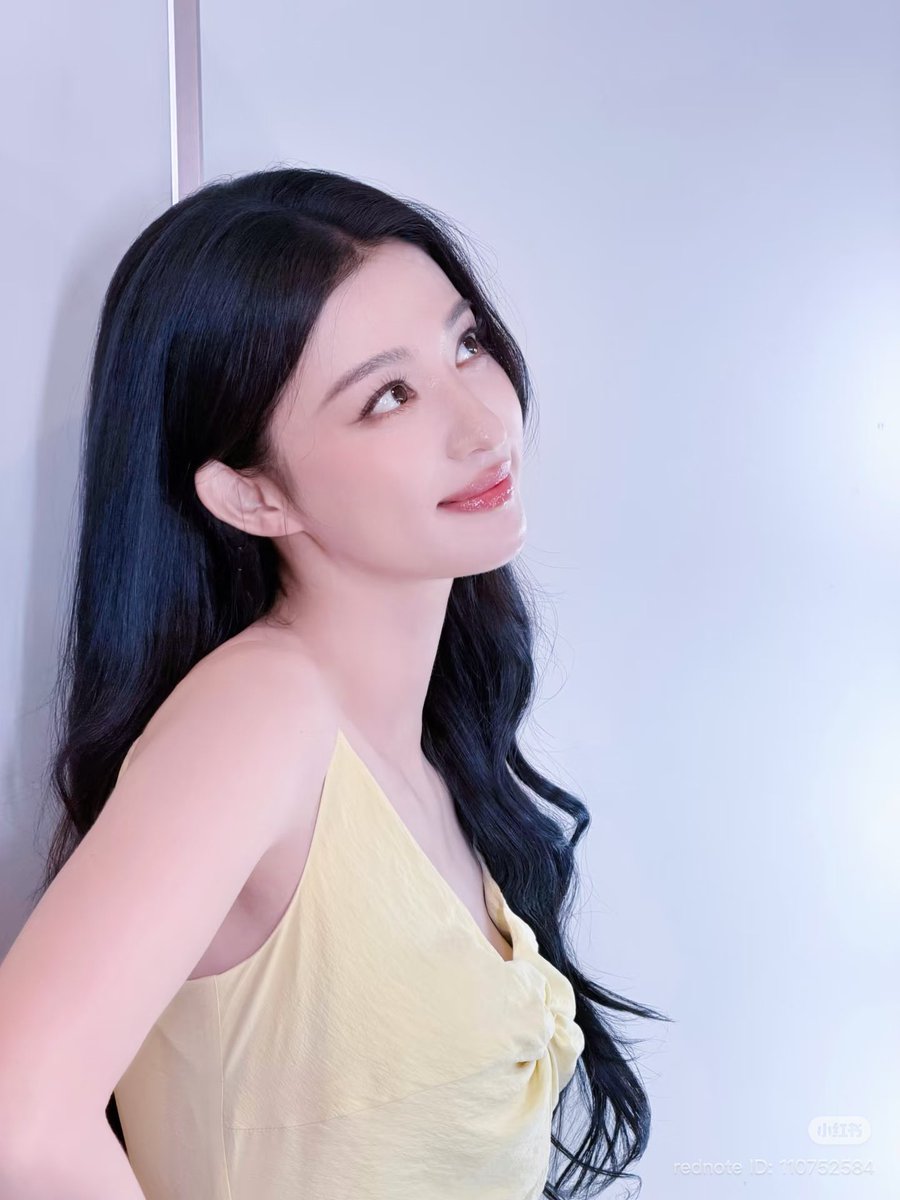 hyeimbye's tweet photo. sunshine vibes in her yellow dress 💛✨

#wangchuran https://t.co/NQjUO9UC0m