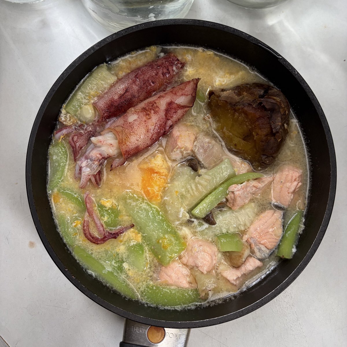 ss19183's tweet photo. 一起 吃飯 吧！颱風天的午餐～

珠貝絲瓜鴻禧菇蛋湯
絲瓜是金山老街蔬菜攤老板娘送
磺港漁港小卷、鮭魚、地瓜

這兩天怪怪的🤨
蘋果錶沒充好電，下午就10%警示
喵自動餵食器秀逗
（早午喵ㄧ直喵喵叫沒懂喵的明白）
放陽台外淋雨的紫蘇葉風吹4樓掉一樓（在一腳踏車旁撿回急救） https://t.co/h7tDivs0RM