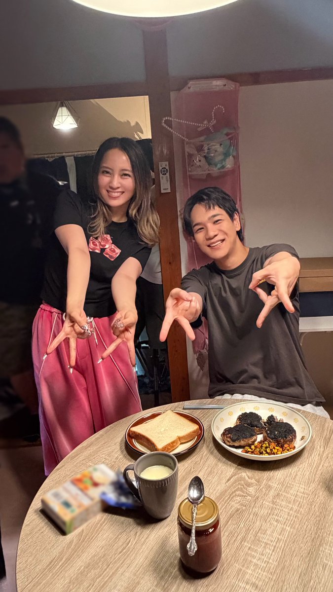 2216_tx's tweet photo. #夫婦と16歳 〜狂気の隣人〜🌹
TVer & U-NEXTで配信中！

📸✦•✧•『 𝐎𝐟𝐟 𝐒𝐡𝐨𝐭 』•✧•✦📸
冴の作った真っ黒コゲのハンバーグ.ᐟ.ᐟ
実は美味しいそうです👀✨

🔗第𝟏話❯❯https://t.co/lyRzoOWSgW
🔗第𝟮話❯❯https://t.co/oqTy0sROl1

☑TVerのお気に入り登録もお願いします❤️‍🔥
⭐︎U-NEXTで見放題独占配信!📱
#豆原一成  (#JO1 ) #岡田結実