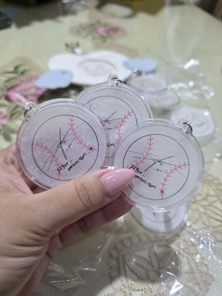 cupfuckincake's tweet photo. ⚾️ GIVEAWAY TIME! ⚾️

Jeno &amp; Jaemin Confetti Keychain Wind Up ✨ 

Rules Like, RT, Follow akun aku!

War via Shopee
🎁 1 person 1 item random
🔗 Link CO akan aku drop di reply tweet ini tepat jam 21.00 WIB.

Semoga semua dpt sedikit kenangan JNJM DUALITY 🥹🍀 https://t.co/bOpmtRrT3T
