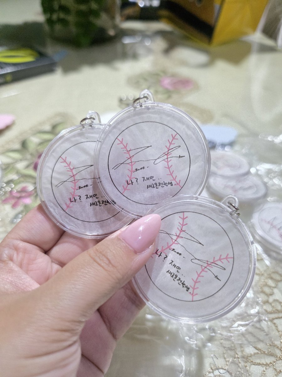 cupfuckincake's tweet photo. ⚾️ GIVEAWAY TIME! ⚾️

Jeno &amp; Jaemin Confetti Keychain Wind Up ✨ 

Rules Like, RT, Follow akun aku!

War via Shopee
🎁 1 person 1 item random
🔗 Link CO akan aku drop di reply tweet ini tepat jam 21.00 WIB.

Semoga semua dpt sedikit kenangan JNJM DUALITY 🥹🍀 https://t.co/bOpmtRrT3T