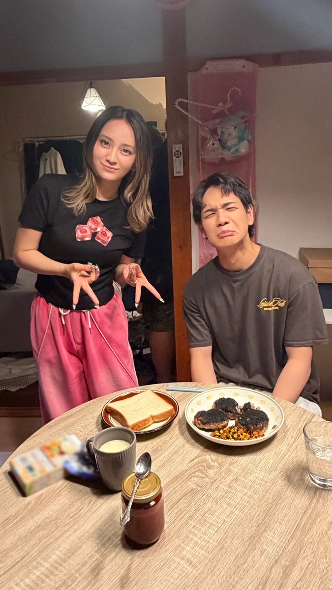2216_tx's tweet photo. #夫婦と16歳 〜狂気の隣人〜🌹
TVer & U-NEXTで配信中！

📸✦•✧•『 𝐎𝐟𝐟 𝐒𝐡𝐨𝐭 』•✧•✦📸
冴の作った真っ黒コゲのハンバーグ.ᐟ.ᐟ
実は美味しいそうです👀✨

🔗第𝟏話❯❯https://t.co/lyRzoOWSgW
🔗第𝟮話❯❯https://t.co/oqTy0sROl1

☑TVerのお気に入り登録もお願いします❤️‍🔥
⭐︎U-NEXTで見放題独占配信!📱
#豆原一成  (#JO1 ) #岡田結実
