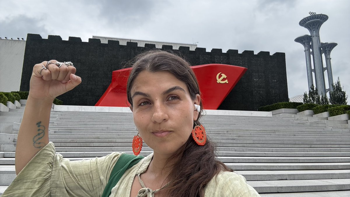 Zyberia's tweet photo. Termino mi estancia en China y me voy convencida de que occidente debería tomar el ejemplo del socialismo Chino. El gobierno sacó 800 millones personas de la pobreza con un enfoque en la tierra para los campesinos y la revitalización rural. Este es el camino. https://t.co/2eYWG09h7n
