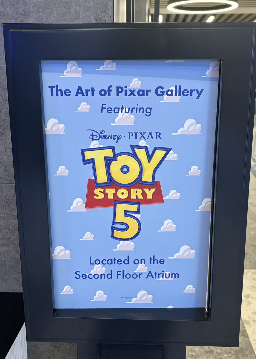 De_sney's tweet photo. 【DLR初日：PIXER PLACE HOTEL】
トイストーリー5のアートの展示🎨
ネタバレ回避で載せませんがバズ軍団のアートでめっちゃ好きなのがありました笑 https://t.co/tCbjk5zVJI