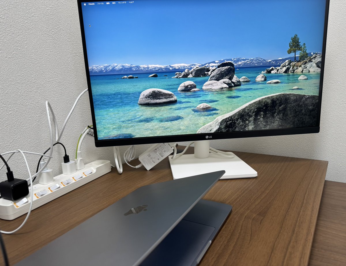 ke_go59's tweet photo. 配線関係などはこれからですが、LGの27インチ4Kモニターを新調したので、ひとまずテレワーク部屋に仮設置✨

仕事をする上で、画面の広さや解像度は集中力やパフォーマンスにも影響するので、作業環境はやっぱり大事ですね👍 https://t.co/RNXGuxSuqD