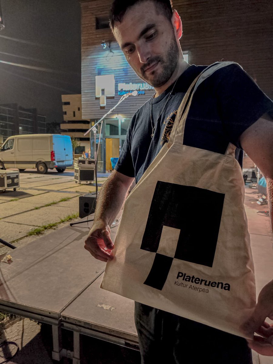 bixontedort's tweet photo. PLAZERRA DURANGO!🔥

Ayer estuvimos metiendo una de ruido terrible en la terraza de Plateruena, tal como veníamos avisando. ¡Eskerrik asko a @izarrecords por montar el tinglao y a @Plateruena_K_A por el trato y estas totes tan guapas! 

#durango #plateruena #bd https://t.co/ka3YMtizDV