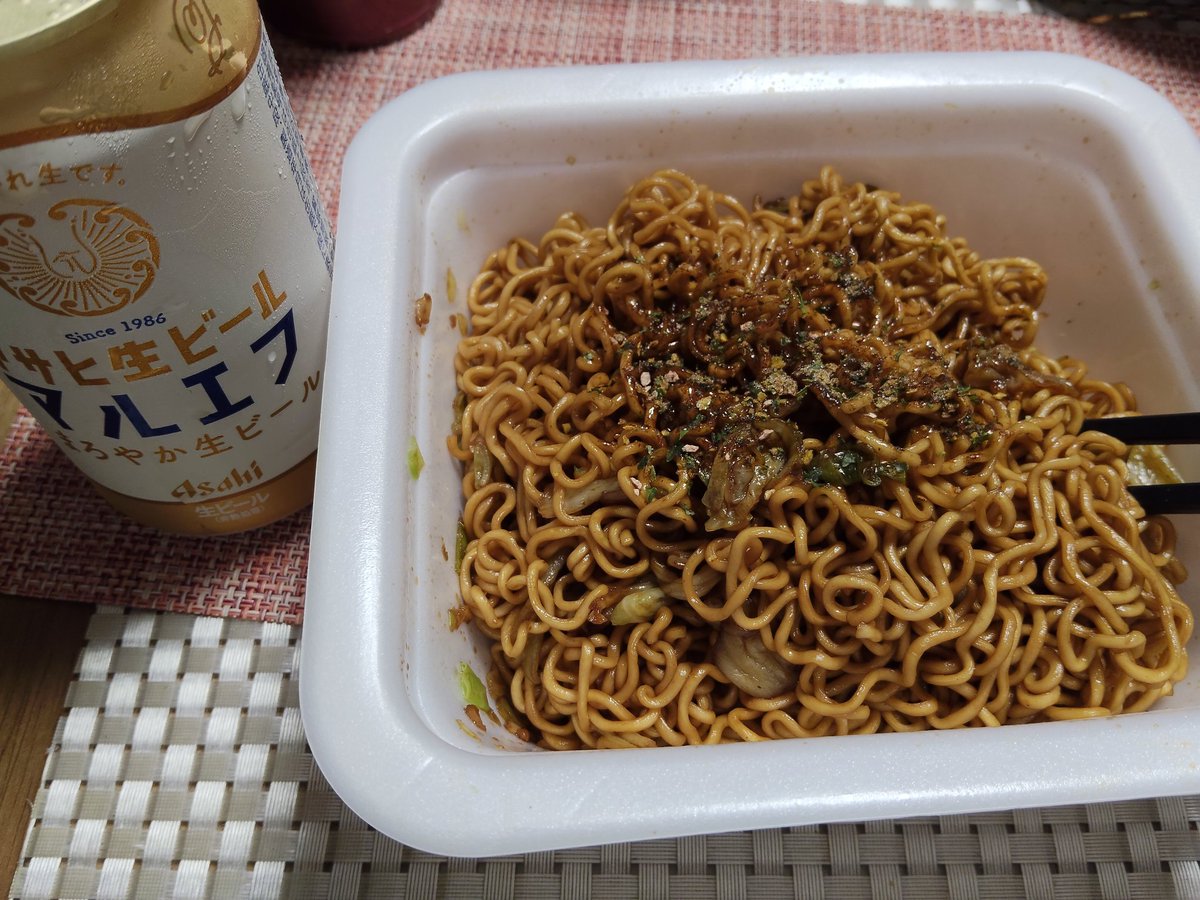 headhunter_T's tweet photo. 休憩なしで半額寿司を探しに行く元気がなかったのでカップ焼きそばで1食目兼、酒のつまみとしていただきます。
明日も覚悟しておかないと🫠🫠🫠 https://t.co/3J2HNSDGXf