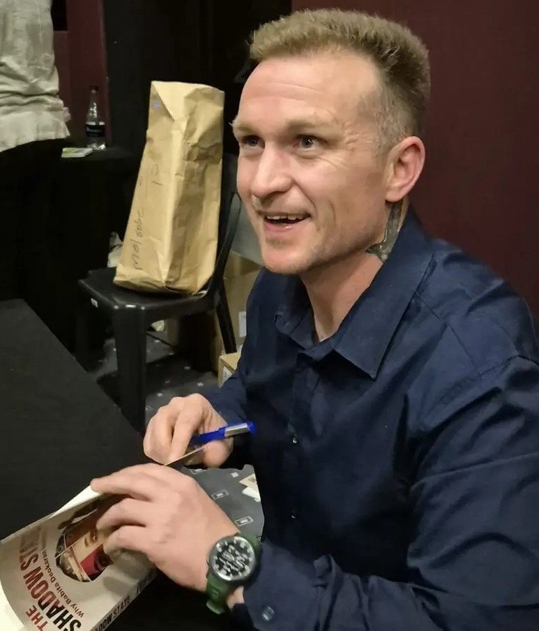 ISephara's tweet photo. Meet Jeff Wicks, a random journalist from News 24 who last year said, General Nhlanhla Mkhwanazi doesnt have facts, and is confusing emotions with facts. Jeff Wicks also mocked Mkhwanazi calling Mkhwanazi a "hero General".

Today the Madlanga Commission has made many arrests from evidence Mkhwanazi gave. Yet Jeff Wicks has never apologised for his stupidity and ignorance. 

I see a trend amongst these poor white journalists to discredit any black activist or leader. In their mind only a poor random white like themselves can be right, or have a true sense of justice, but not a black person. 
This isnt about poor journalism, its clear, this is about racism. These idiotic and mediochre white journalists like him and Karyn Maughan think they can merely say or do anything against a black person and get away with it.

Disgusting! 

The South African National Editors Forum must hold them and their employers like News 24 accountable.