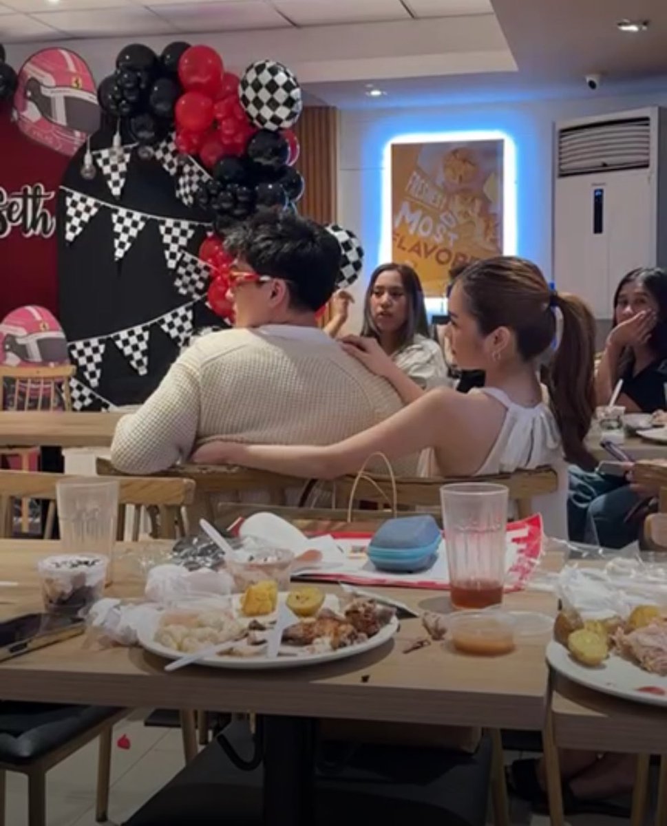 layla2q's tweet photo. May Bago na Si chin whahahaha

Non Showbiz Boyfriend hahaha https://t.co/ZEBoiuzezE