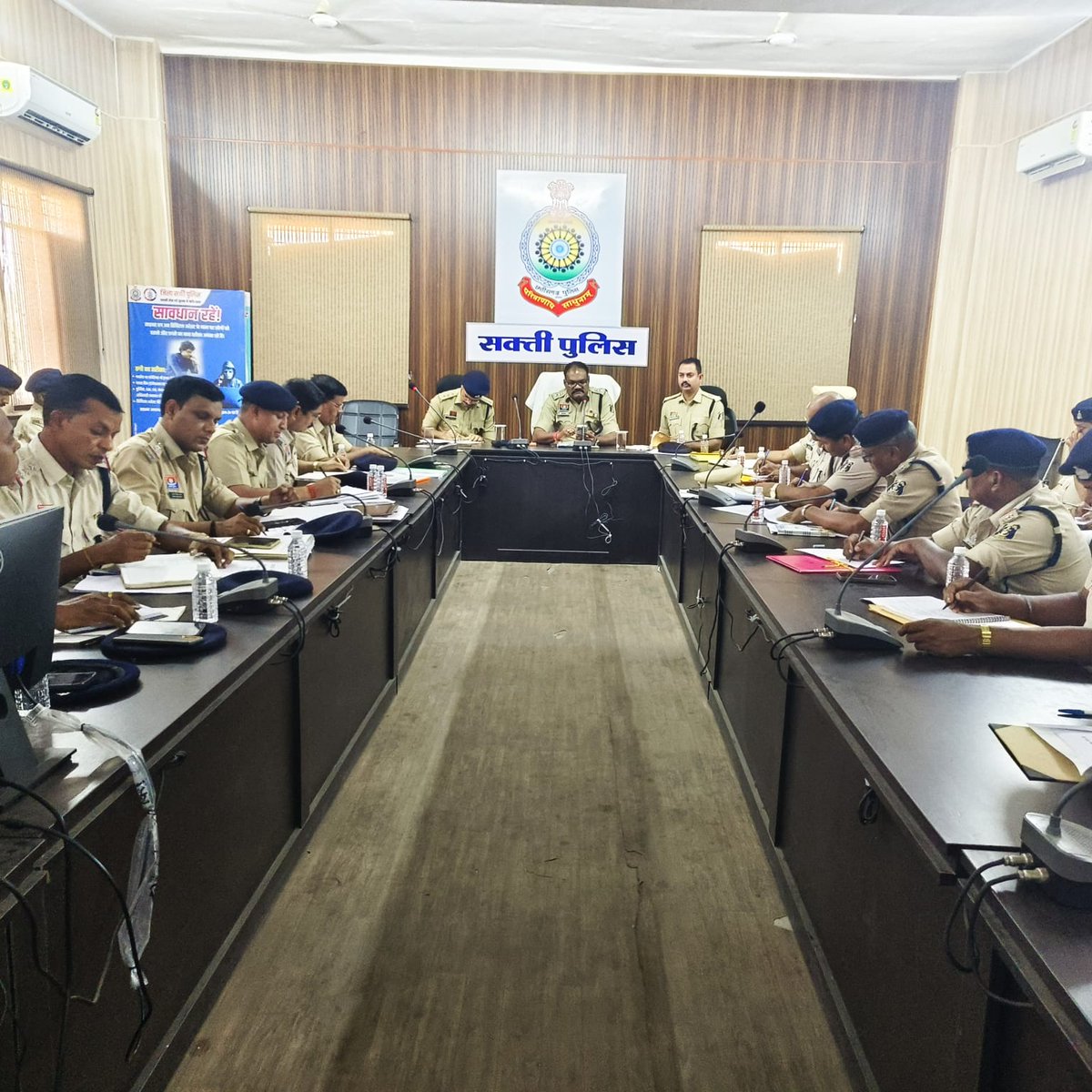 Saktipolice's tweet photo. प्रेस नोट

दिनांक 10.07.2026 को जिले के पुलिस अधीक्षक श्री प्रफुल्ल कुमार ठाकुर द्वारा अपराध समीक्षा बैठक ली गई। जिसमें अतिरिक्त पुलिस अधीक्षक पंकज पटेल, अनु.अधि. (पुलिस) चंद्रपुर (डभरा) श्री सुमित गुप्ता एवं जिले के सभी थाना/चैकी प्रभारी उपस्थित रहें। जिले के विभिन्न थानों में एक वर्ष से अधिक के लंबित अपराध/चालान की विस्तृत समीक्षा कर थाना प्रभारियों को प्राथमिकता के आधार पर लंबित प्रकरणों को निराकृत करने का निर्देश दिया गया। जिले के थाना क्षेत्रों में लगने वाले साप्ताहिक हाट बाजार में विशेष पेट्रोलिंग. कर असामाजिक तत्वों पर निगाह रखने की हिदायत दी गई आगामी विधानसभा मानसून सत्र को ध्यान में रखते हुये सर्तकता से काम करने हेतु निर्देशित किया गया है। किसी भी प्रकार की घटना होने पर संवेदनशीलता के साथ थाना प्रभारी पीड़ित पक्ष को त्वरित न्यायिक सहायता उपलब्ध कराते हुये वैधानिक कार्यवाही करना सुनिश्चित करें। ताकि आम जनता का पुलिस पर भरोसा बना रहें। जिले के किसी भी थाना क्षेत्र में यदि वाहन दुर्घटना की घटना घटित होती हैं, तो थाना प्रभारी/विवेचक जो भी घटना स्थल पर जाते हैं घटना का पूर्ण विवरण E-DAR  में अनिवार्य रूप से अपलोड करेगं ताकि घायल व्यक्ति को पी.एम. राहत के अंर्तगत निशुल्क चिकित्सा सुविधा अस्तपाल में मिल सके पुलिस अधीक्षक श्री प्रफुल्ल कुमार ठाकुर द्वारा इस कार्य को प्राथमिकता के साथ करने हेतु थाना/चैकी प्रभारियों को निर्देशित किया गया, विभिन्न न्यायालयों द्वारा जारी समंस/वारंटों की तामिली/अदम तामिली की जानकारी समय पर भेजने हेतु निर्देशित किया गया। साथ ही आदतन अपराधी, असामाजिक तत्वों के विरूद्ध वैधानिक कार्यवाही कर गुण्डा/निगरानी लिस्ट में लाने बाबत् आवश्यक कार्यवाही करने हेतु सभी थाना/चैकी प्रभारियों को निर्देशित किया गया ।