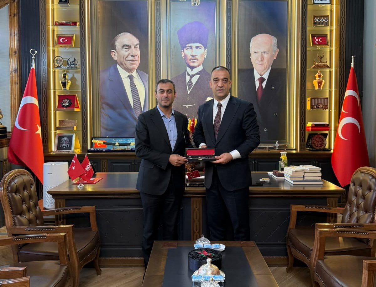 ademyurdagul's tweet photo. Milliyetçi Hareket Partisi İstanbul İl Başkanlığı 1. Bölge Teşkilatlardan Sorumlu İl Başkan Yardımcımız Hamit Şahinoğlu, Milliyetçi Hareket Partisi İstanbul İl Yöneticisi ve İstanbul Galericiler Odası Başkanı Doğukan Taşlıdağ ve İstanbul Galericiler Odası Başkan Vekili Gökhan Kütük beyefendileri il başkanlığımızda ağırladık. 

Kendilerine nazik ziyaretleri için teşekkür ediyorum.